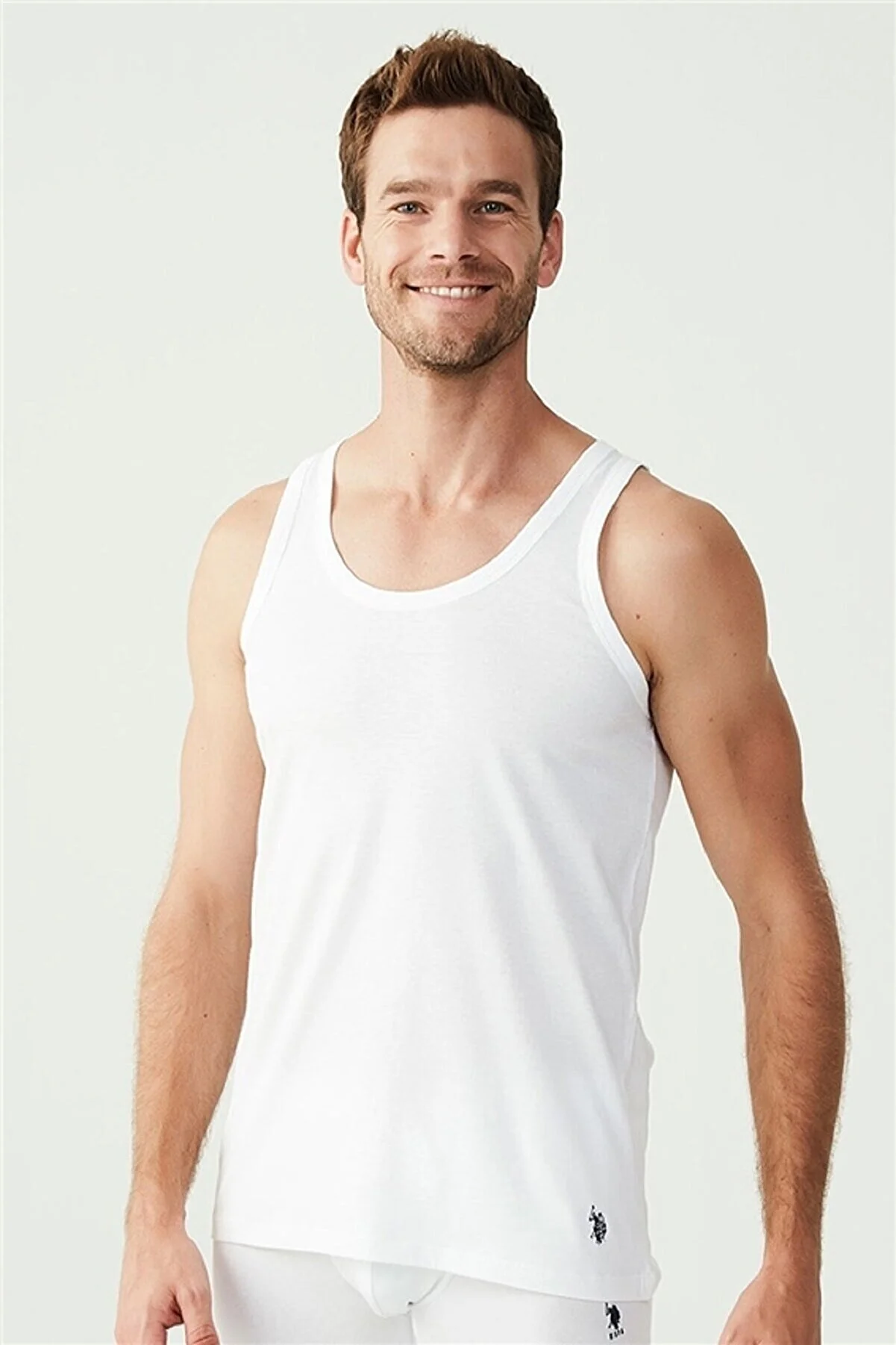 U.S. Polo Assn. 80188، طقم فانيلات رجالية قطعتان (2 Pack)، مصنوع من قطن 100٪، باللون الأبيض.