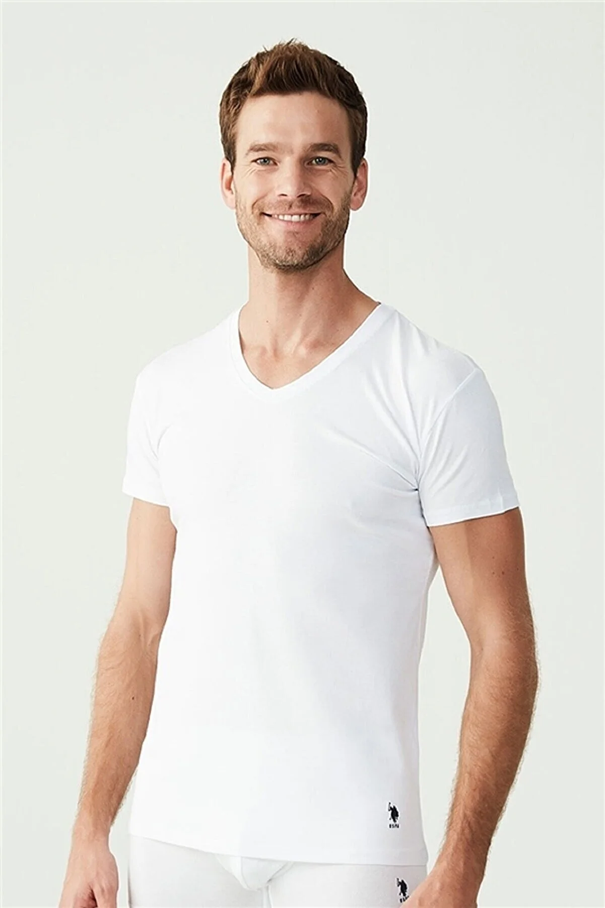 U.S. Polo Assn. 80194، تيشيرت رجالي قطعتان (2 Pack)، ياقة على شكل V، مصنوع من القطن والمودال واللايكرا، باللون الأبيض.