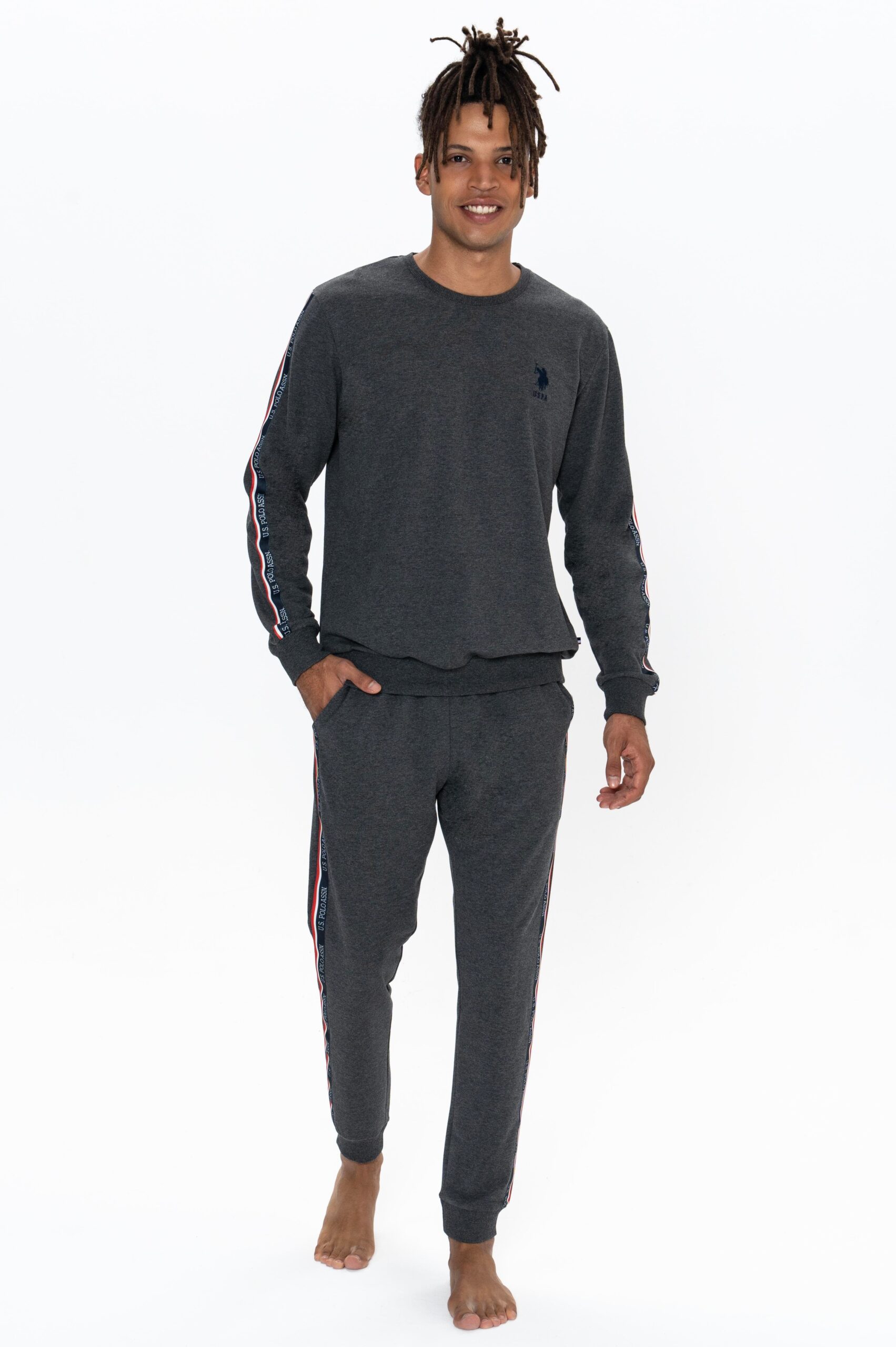 طقم ملابس نوم رجالي من U.S. Polo Assn. موديل 18923، بياقة دائرية، وأكمام وأرجل مطاطية، مزوّد بجيوب، باللون الأنثراسيت (الرمادي الفحمي).