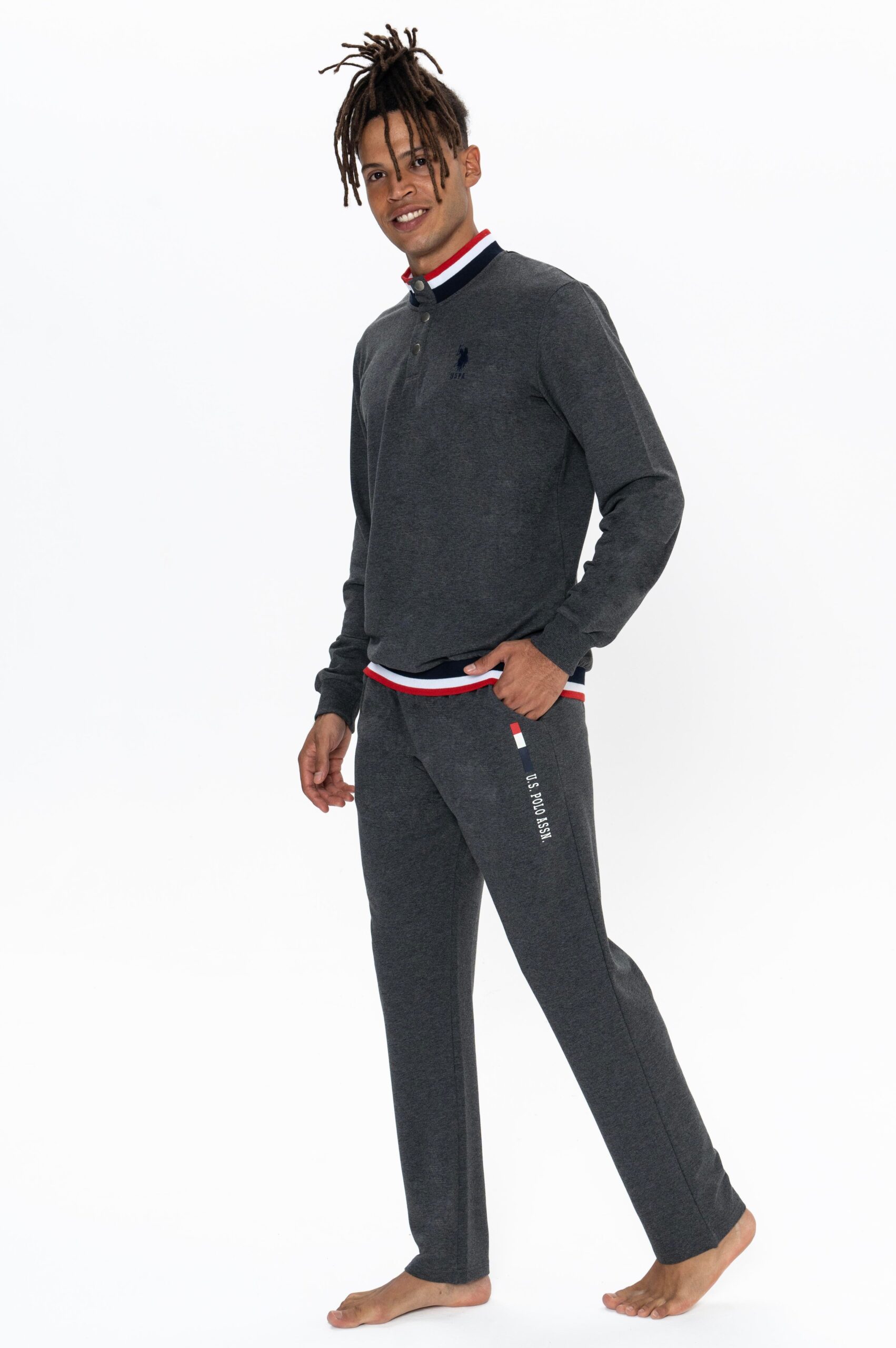 بيجاما رجالية من U.S. Polo Assn. مكوّنة من قطعتين، موديل 18922، ياقة بثلاثة أزرار، أكمام مطاطية، مزوّدة بجيوب، باللون الأنثراسيت (الرمادي الفحمي)