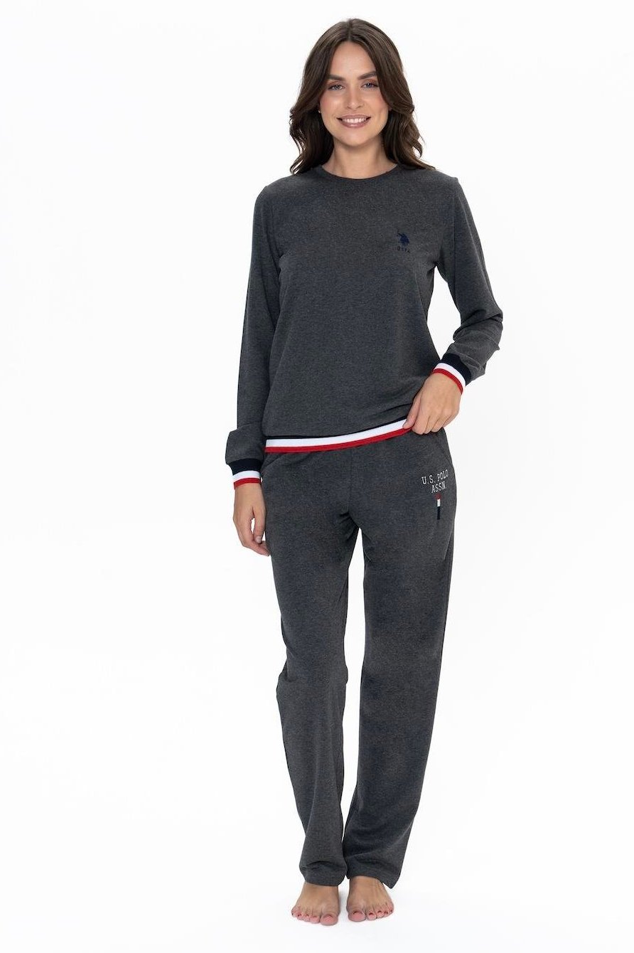 طقم ملابس منزلية نسائي من U.S. Polo Assn. موديل 20110، بياقة دائرية، وأكمام مطاطية، مزوّد بجيوب، باللون الأنثراسيت (الرمادي الفحمي)