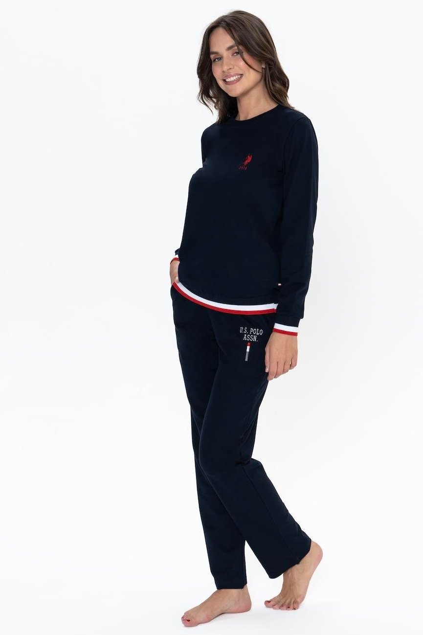 طقم ملابس منزلية نسائي من U.S. Polo Assn. موديل 20110، بياقة دائرية، وأكمام مطاطية، مزوّد بجيوب، باللون الكحلي.