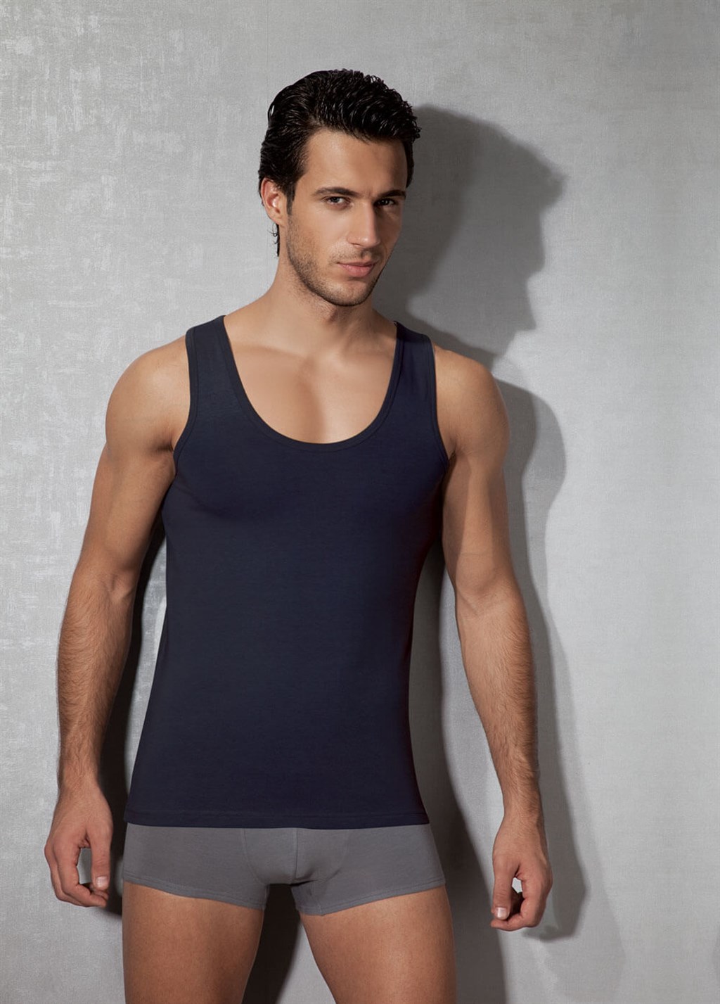 Doreanse modalo-medvilnės vyriški apatiniai berankoviai marškinėliai gilia iškirpte, tamsiai mėlynos spalvos